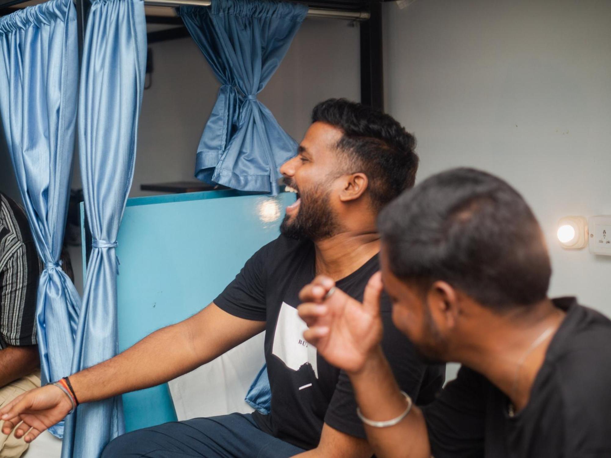 Moustache Varanasi Luaran gambar